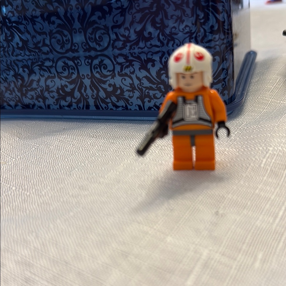 Lego Luke Skywalker from 2005 Star Wars set Mini Figure with Helmet
